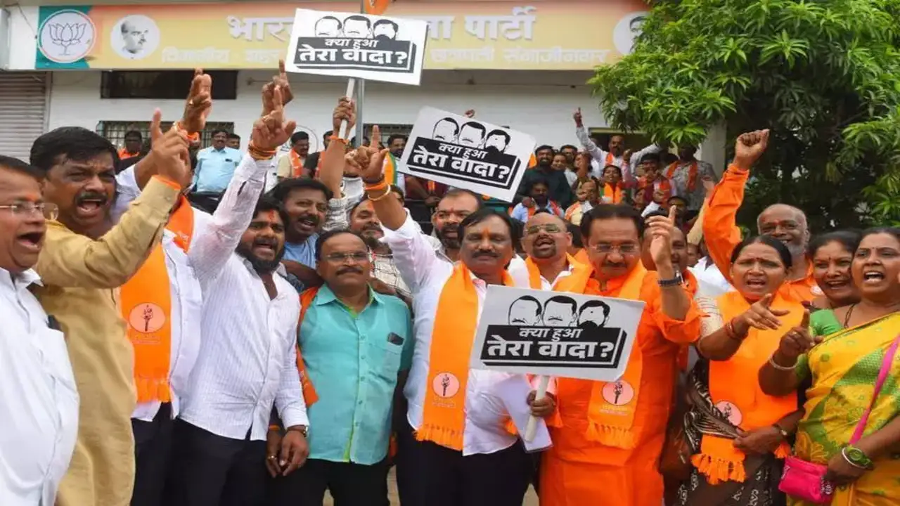 महाराष्ट्र सरकार के खिलाफ ट्रैक्टर रैली: शिवसेना (UBT) ने किसानों के साथ किया प्रदर्शन, अधूरे वादों की दिलाई याद