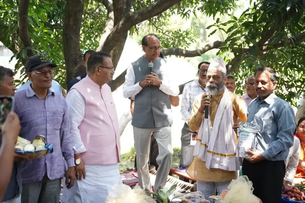 एक ही पेड़ पर उगते हैं 5 किस्म के आम! उत्तराखंड के किसान की कमाल की खेती देख चौंके कृषि मंत्री