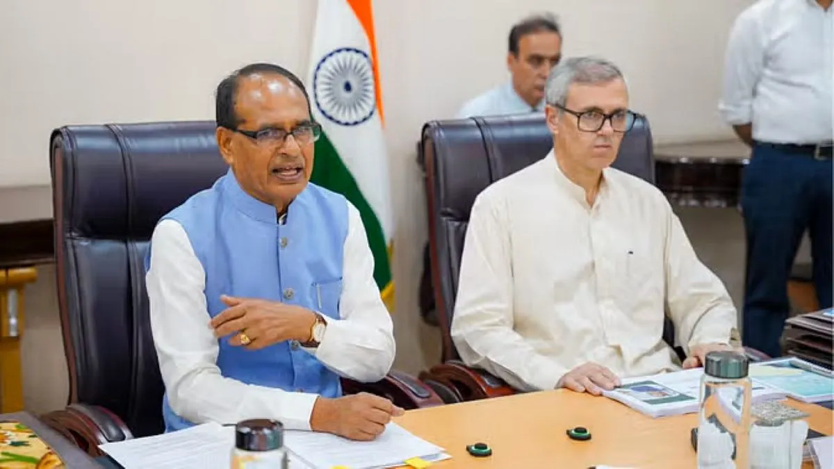 मौसम आधारित फसल बीमा से किसानों को राहत, अब केसर-सेब-बादाम को मिलेगा टिशू कल्चर का तोहफा!