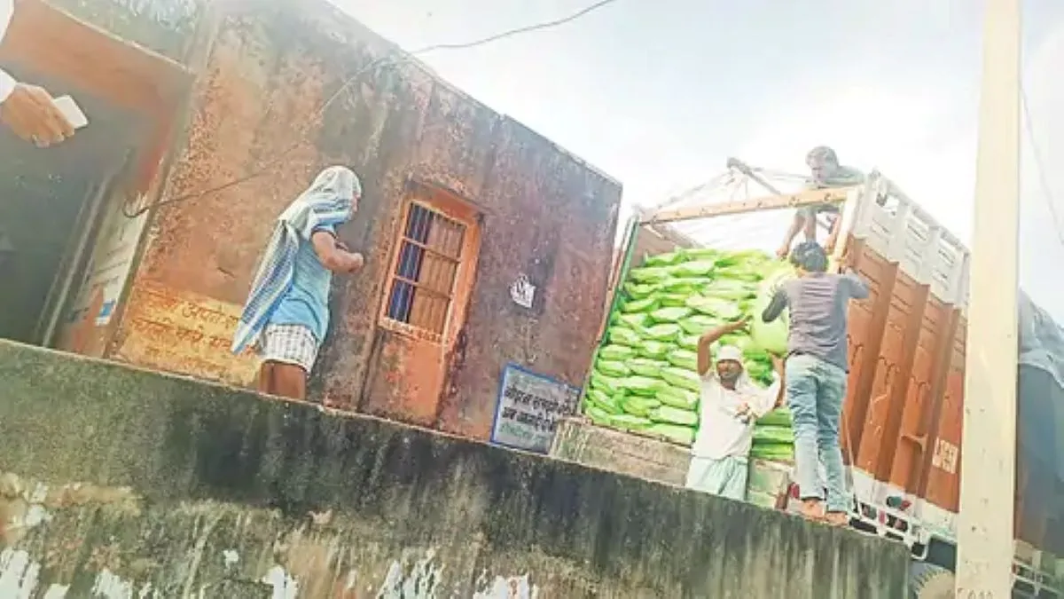 सरसों की बुवाई शुरू होने से पहले सहकारी समितियों में पहुंचा DAP खाद का स्टॉक