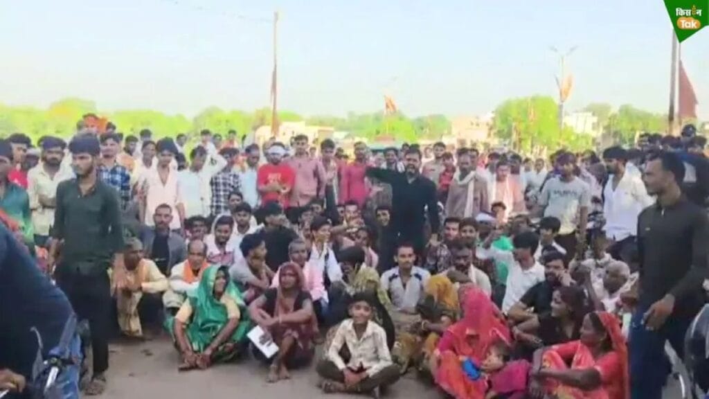 मध्य प्रदेश में खाद की कमी से तंग किसानों का आक्रोश किया चक्काजाम, 3 घंटे ठप रहा ट्रैफिक
