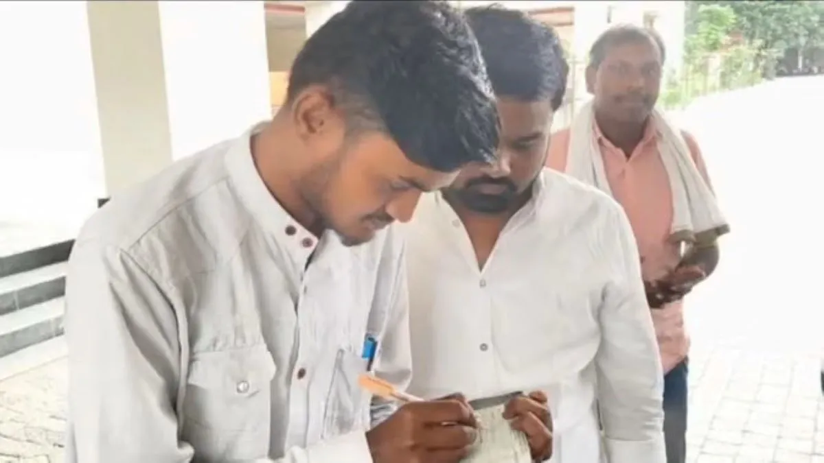 मुआवज़ा या मज़ाक? PMFBY में किसानों को मिले ₹3, ₹5, ₹8 भड़के किसान बोले अपमान है ये