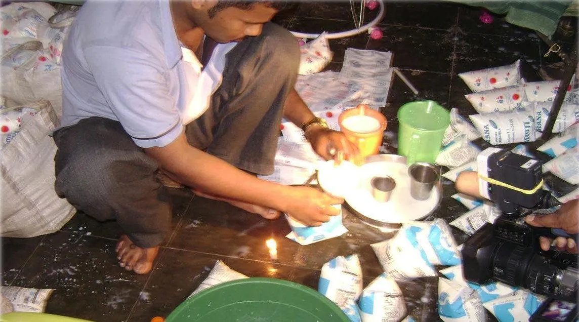 Milk Adulteration: दूध में ज़हर! दिवाली पर ऐसे बचें यूरिया और डिटर्जेंट वाली खतरनाक मिलावट से